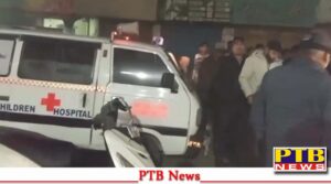 People surrounded the ambulance of Kapoor Hospital Jalandhar near Adda Tanda Gate slapped the drunken driver there was a fierce commotion