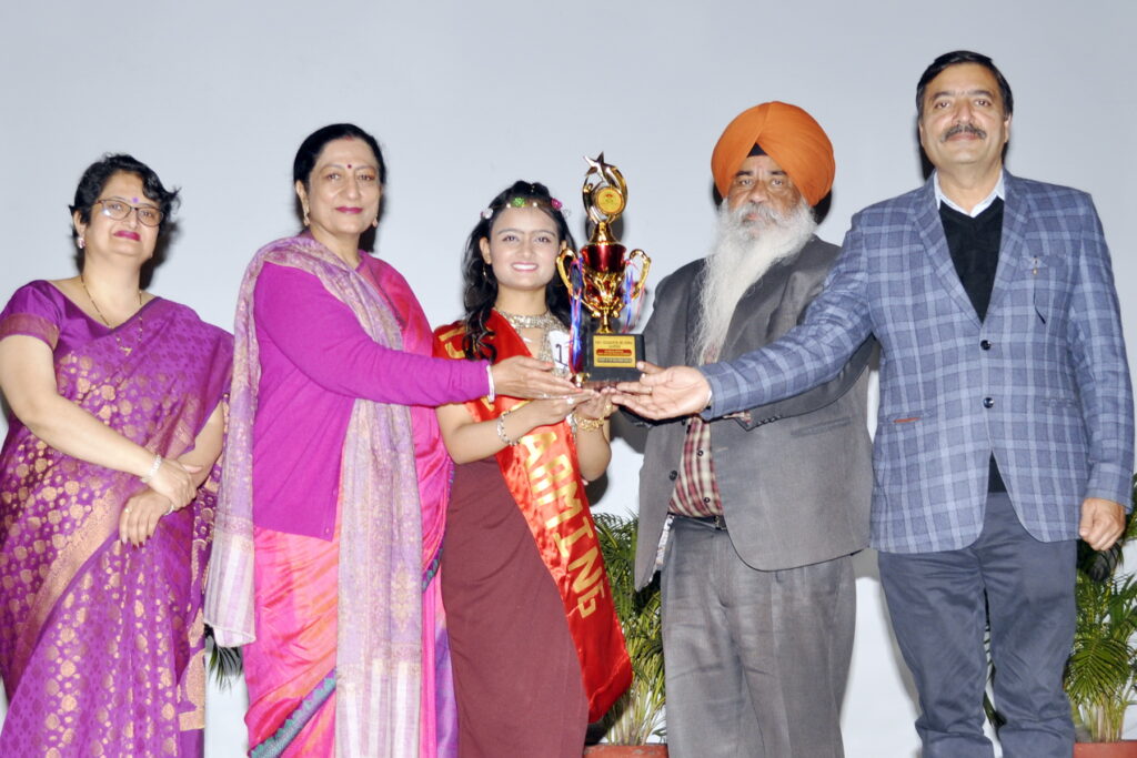 KMV Collegiate Sr. Sec. School bestows Star Achiever Award to the brilliant students