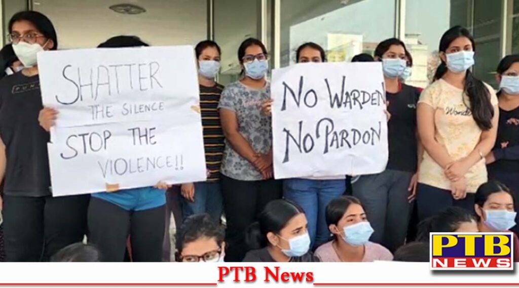 punjab ludhiana news man who entered hostel kept knife on girl neck female students protesting for no action