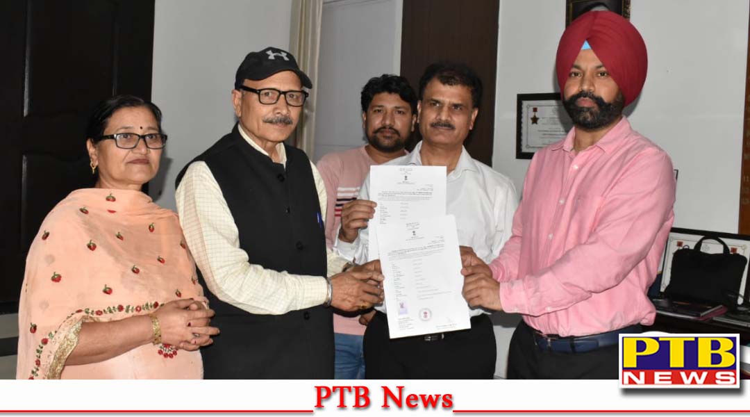 जिलाधीश ने पाकिस्तान छोड़कर 22 साल भारत में रहने वाले दो भाइयों को नागरिकता सर्टिफिकेट सौंपा,