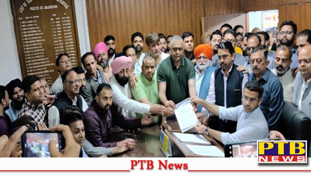 BJP leaders complain to the Election Officer against Minister Harbhajan Singh ETO and MLA Raman Arora for putting up posters against PM Modi