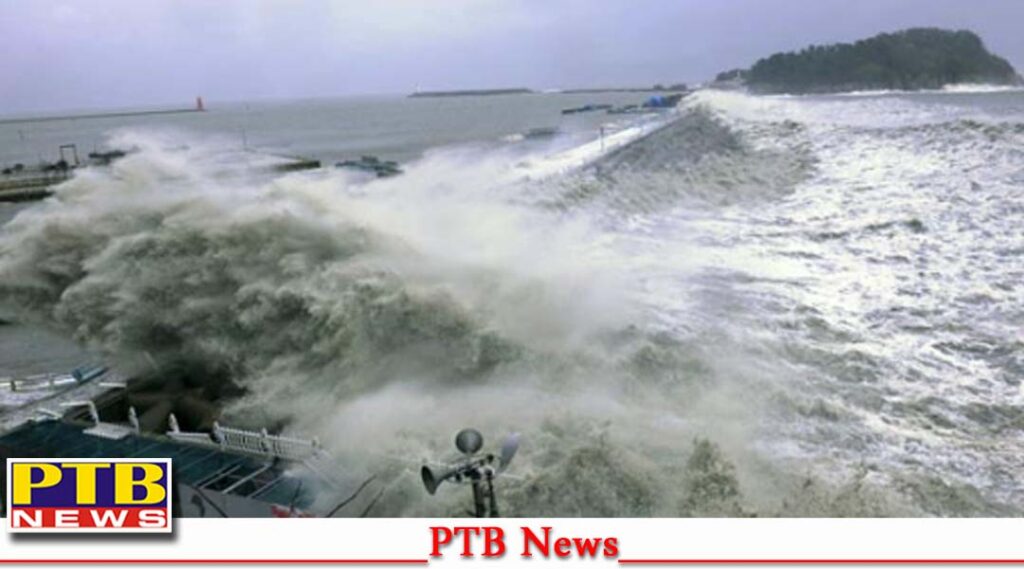 Poles broken trees uprooted 1000 villages lost electricity Biparjoys havoc in Gujarat 100 trains were also canceled due to Biparjoys havoc