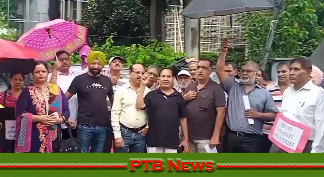 सूर्य एंक्लेव और इंद्रापुरम फ्लैट के लोगों ने जिला प्रशासन के खिलाफ निकाली अपनी भड़ास, किया प्रदर्शन,