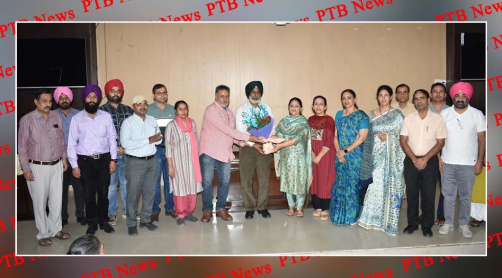 dr-jaspal-singh-taking-charge-as-the-principal-of-lyallpur-khalsa-college-jee-aaya-samaroh-was-organized-by-the-group-staff
