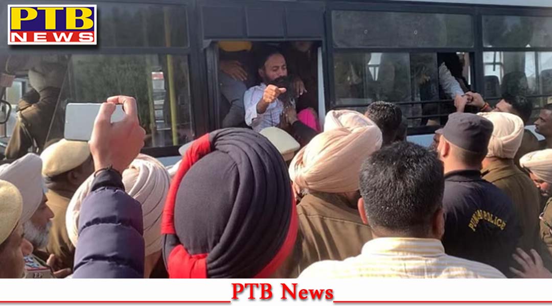 पंजाब, हाईवे जाम कर बैठे किसान, पुलिस ने जबरदस्ती उठाया, गाड़ी में डालकर पुलिस ले गई अपने साथ, माहौल बना तनावपूर्ण,