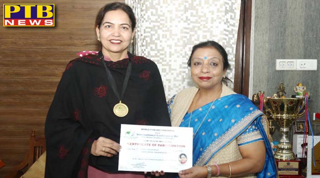 mrs-navroop-kaur-of-hmv-took-part-in-world-punjabi-conference-at-lahore