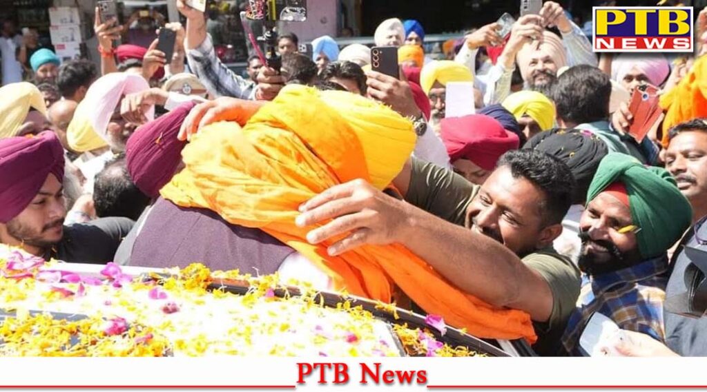 on-his-way-to-moga-cm-bhagwant-mann-was-showered-with-love-and-flowers-by-the-people-big-news
