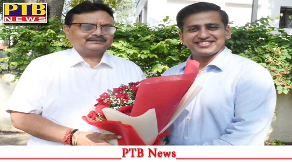 jalandhar-new-division-commissioner-pradeep-kumar-took-charge-dc-himanshu-aggarwal-welcomed-him-with-a-bouquet-of-flowers