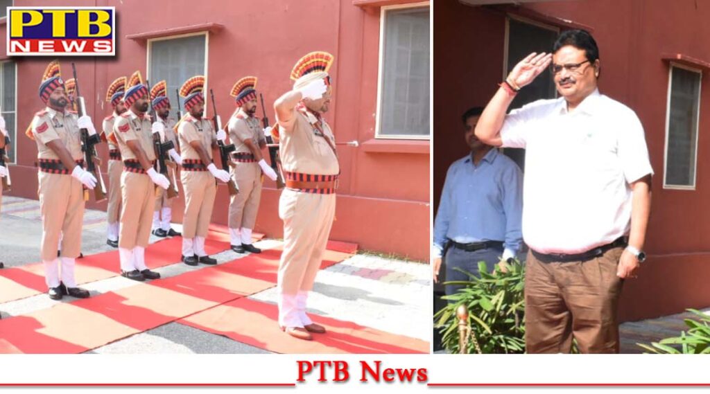 jalandhar-new-division-commissioner-pradeep-kumar-took-charge-dc-himanshu-aggarwal-welcomed-him-with-a-bouquet-of-flowers