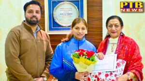 dr-atima-sharma-dwivedi-honours-kmvs-national-champion-nikita-chauhan