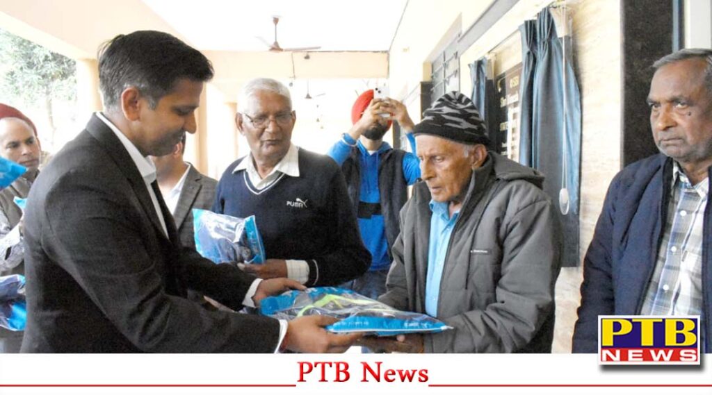 jalandhar-district-magistrate-dr-himanshu-aggarwal-visited-divyang-ashram-enquired-about-the-health-of-the-elderly-distributed-track-suits-and-fruits