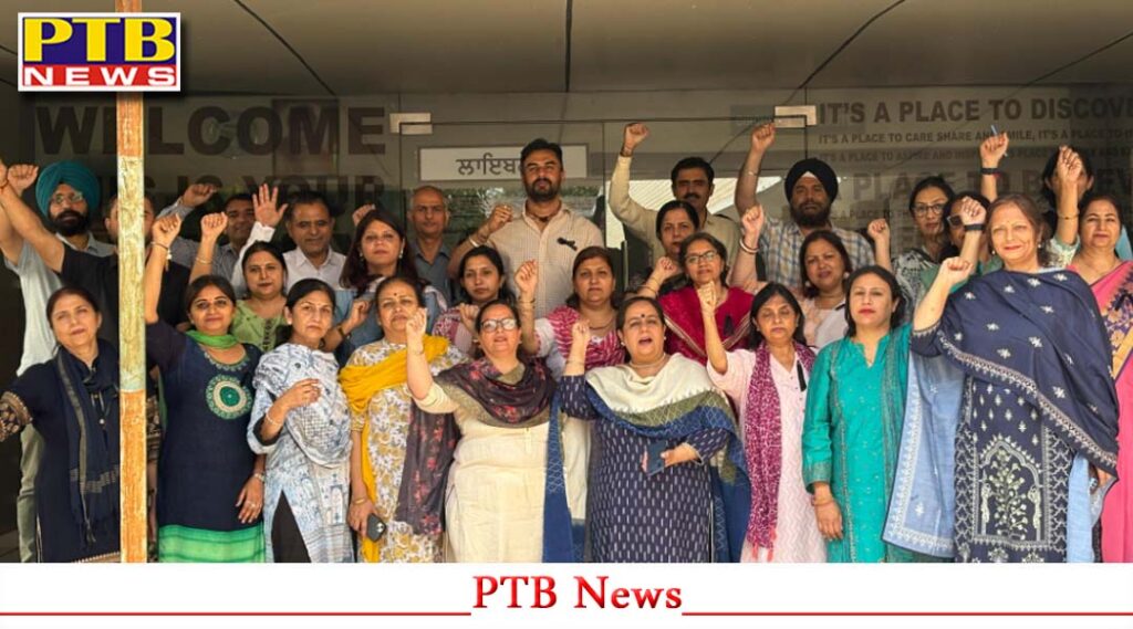 on-the-call-of-punjab-and-chandigarh-college-teachers-union-members-of-hmv-unit-protested-by-wearing-black-badges