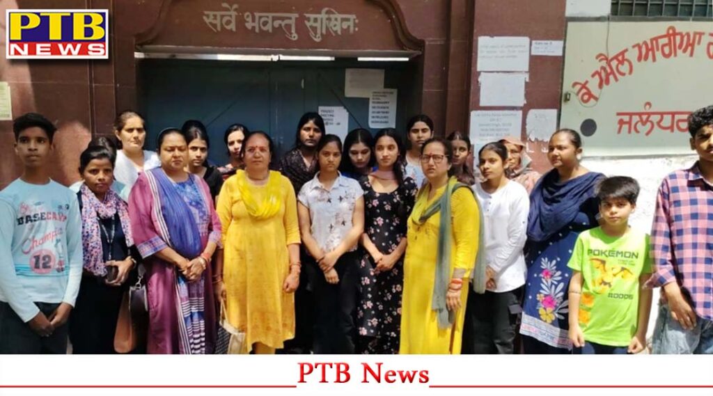 jalandhar-controversy-kl-arya-girls-school-jalandhar-cantt-is-not-end-schools-students-parents-and-former-teachers-staged-a-sit-in-protest-against-the-school-management