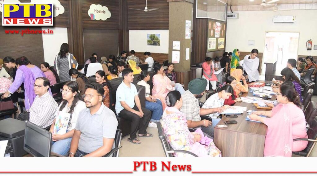 admission-rush-at-hmv-college-jalandhar-admission-desk