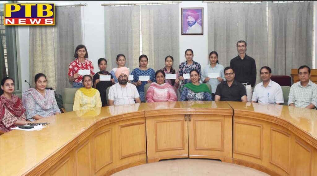 special-scholarship-given-to-students-at-lyallpur-khalsa-college