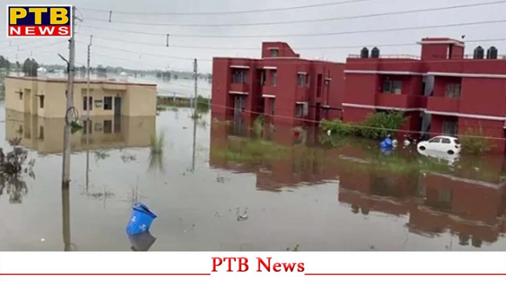 school-opened-on-holiday-in-gurdaspur-school-opened-on-holiday-water-entered-up-to-5-feet-more-than-400-students-and-teachers-stranded