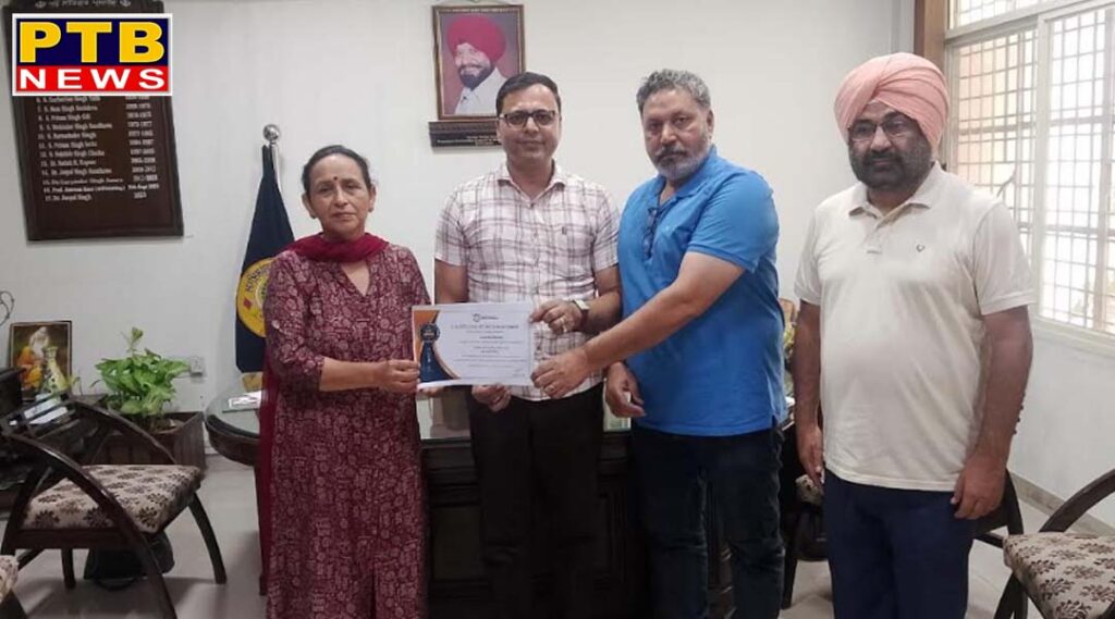 lyallpur-khalsa-college-professor-wins-faculty-of-the-year-award