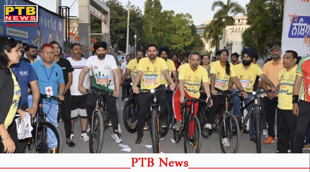 DC Jalandhar Varjeet Walia participates in cyclothon along with officials