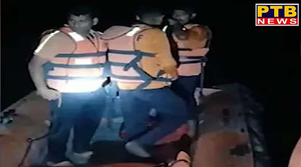 boat carrying 9 people capsizes in yamuna 2 people killed, 4 still missing