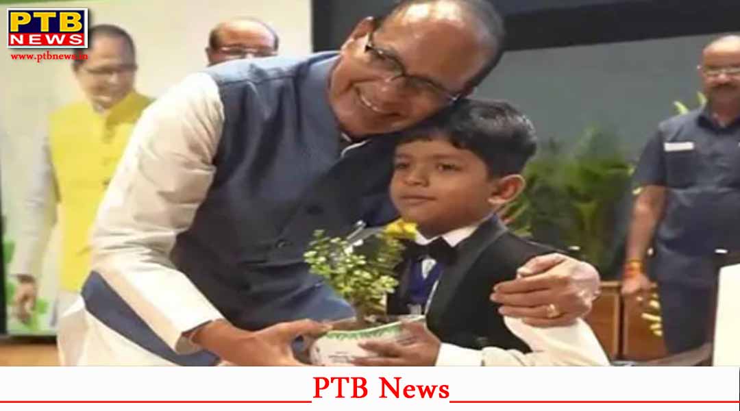 5 वर्ष की उम्र में 5 वर्षीय नाबालिग ने लगा डाले 1455 पौधे, केंद्रीय मंत्री ने किया सम्मानित
