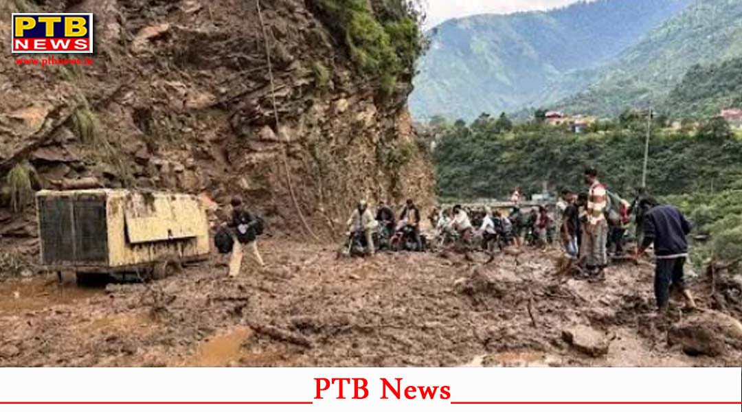 Himachal : भारी बारी से जारी लैंडस्लाइड, चलती कार पर गिरे पत्थर, चंडीगढ़-मनाली फोरलेन हुआ बंद, शिक्षण संस्थानों में छुट्टी