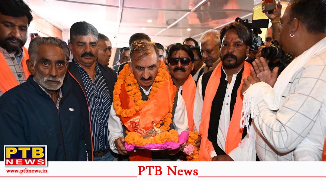 CM ने महर्षि वाल्मीकि जयंती पर कृष्णा नगर स्थित मंदिर में टेका माथा, 25 लाख रुपये देने की कर दी घोषणा